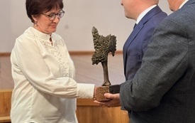 Galeria aktualności Wręczenie srebrnej odznaki Honorowego Gryfa Zachodniopomorskiego oraz tytułu &bdquo;Zasłużony dla Gminy Golczewo&rdquo; 1