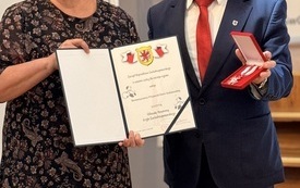 Galeria aktualności Wręczenie srebrnej odznaki Honorowego Gryfa Zachodniopomorskiego oraz tytułu &bdquo;Zasłużony dla Gminy Golczewo&rdquo; 4