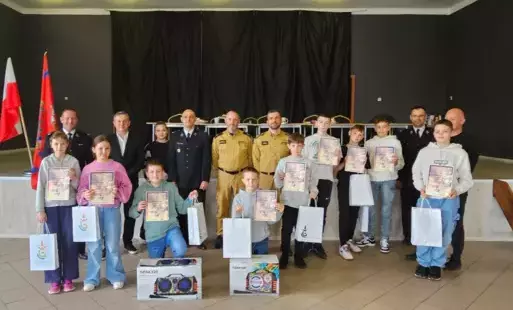 Na zdjęciu strażacy i dzieci biorące udział w turnieju wiedzy pożarniczej