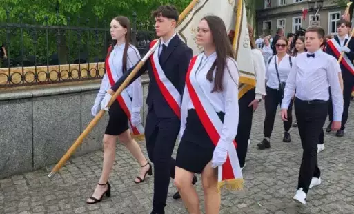 Na fotografii są uczniowie Szkoły Podstawowej w Golczewie wraz z opiekunami, podczas przemarszu ze sztandarem szkoły