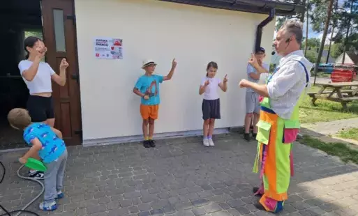 dzieci podczas zabawy