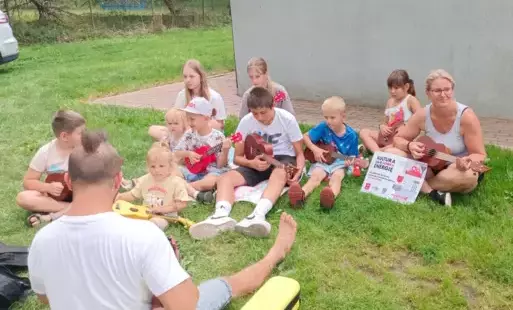 dzieci podczas gry na ukulele